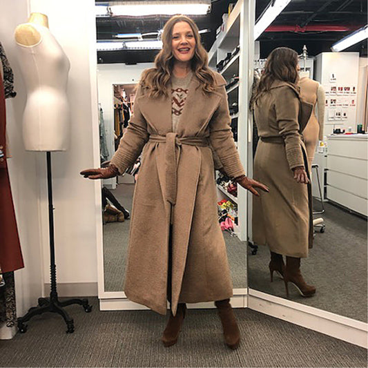 American actress and television host Drew Barrymore wears the SENTALER Suri Alpaca Long Notched Collar Wrap Coat in Hazelnut in the dressing room of her talk show.