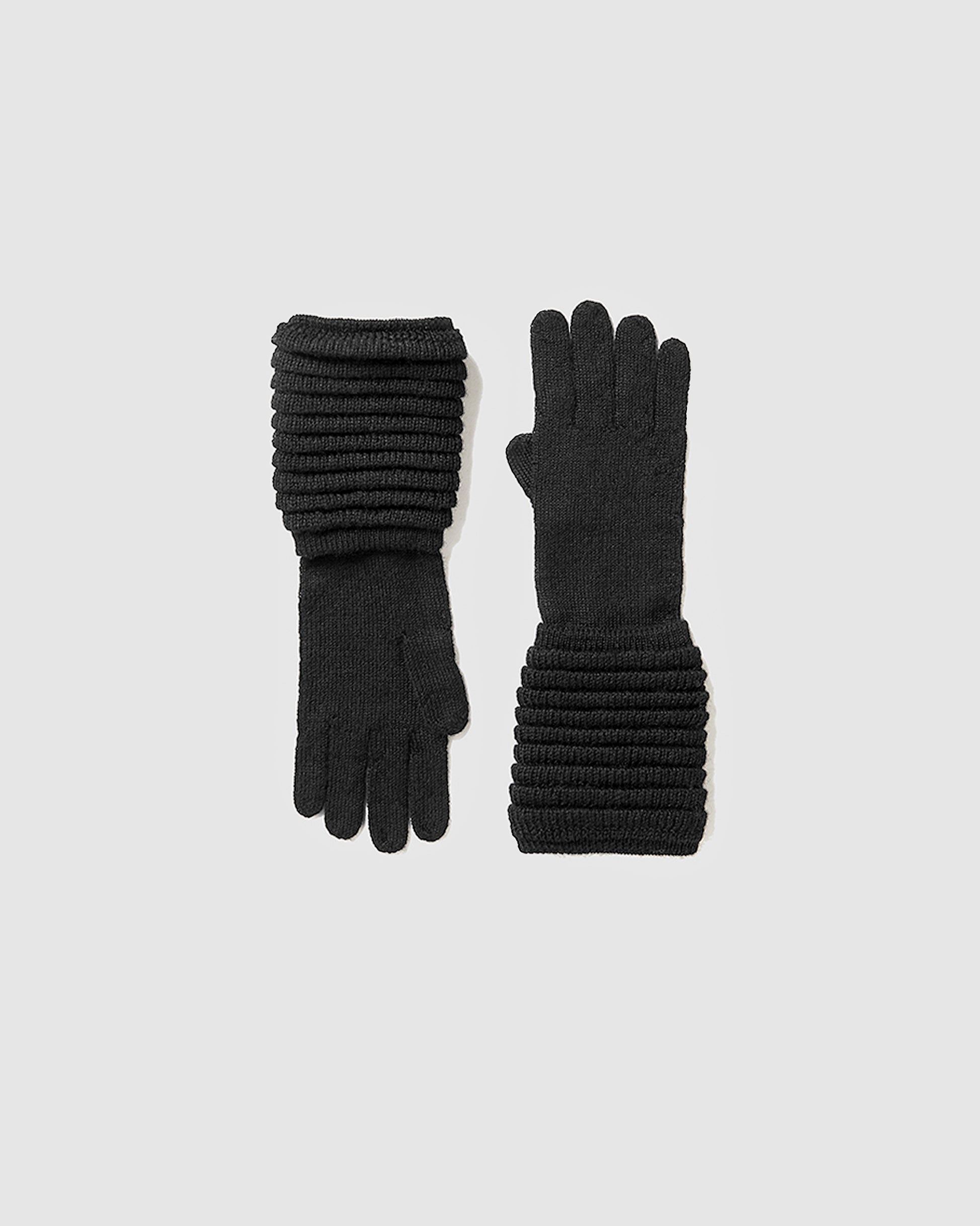 Sentaler women’s black ribbed winter gloves made of Baby Alpaca fabric, displayed on a white background.