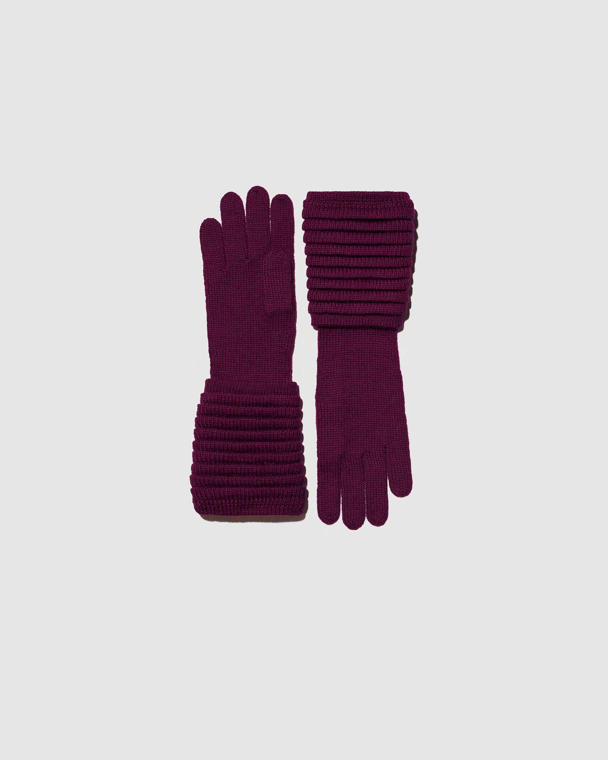 Sentaler women’s cherry lacquer ribbed winter gloves made of Baby Alpaca fabric, displayed on a white background.
