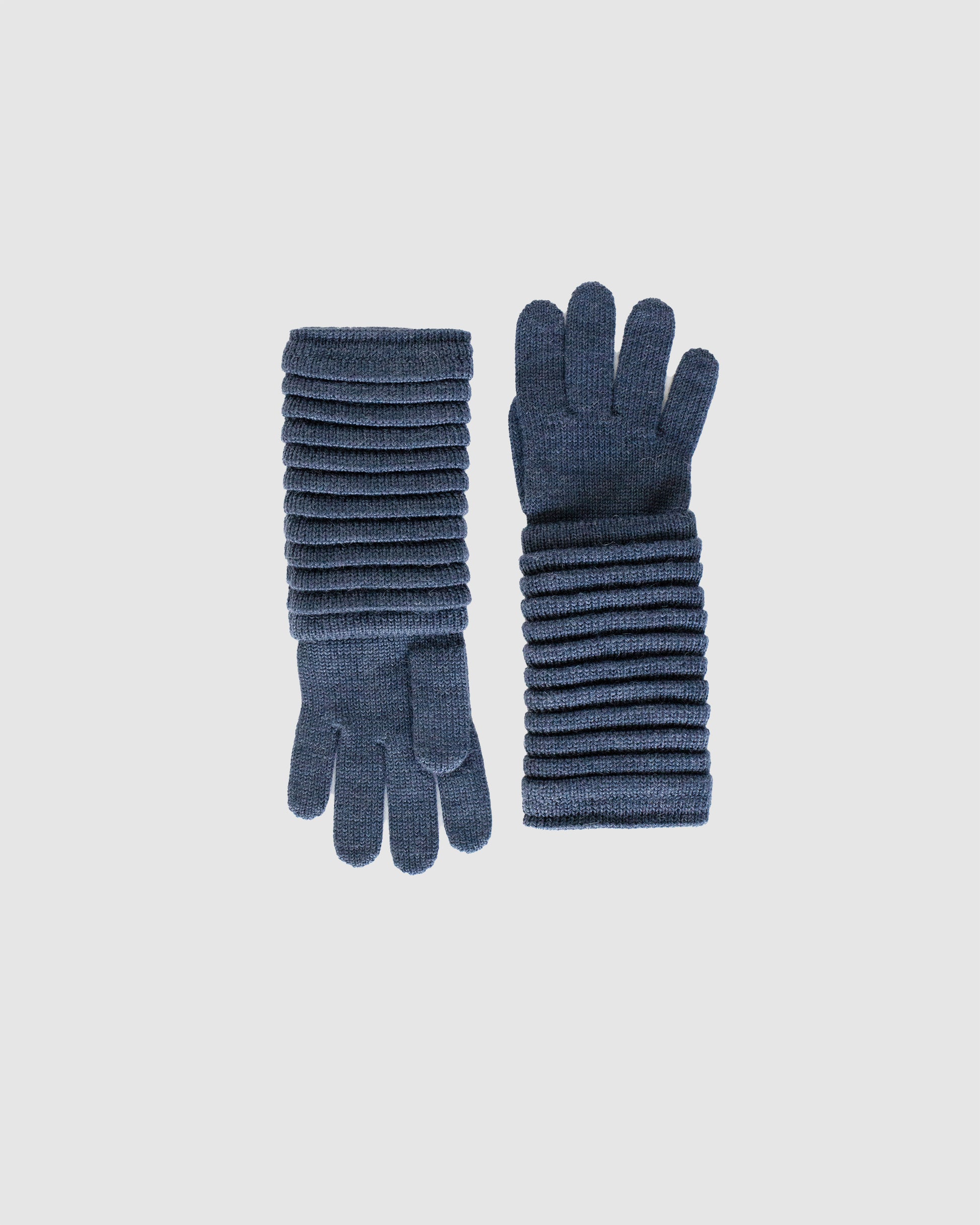Sentaler women’s garphite ribbed winter gloves made of Baby Alpaca fabric, displayed on a white background.