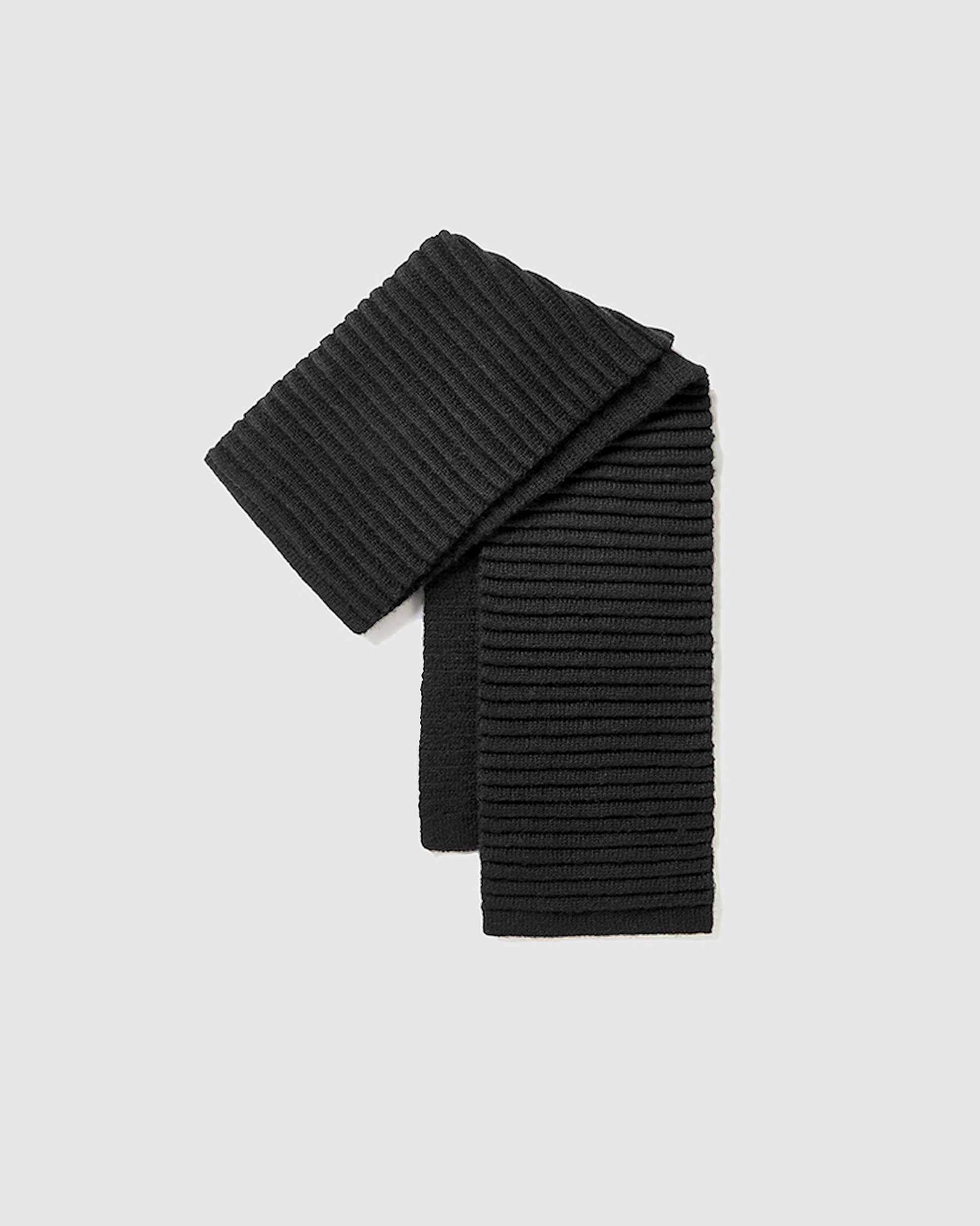 Sentaler women’s black ribbed winter scarf made of Baby Alpaca fabric, displayed on a white background.