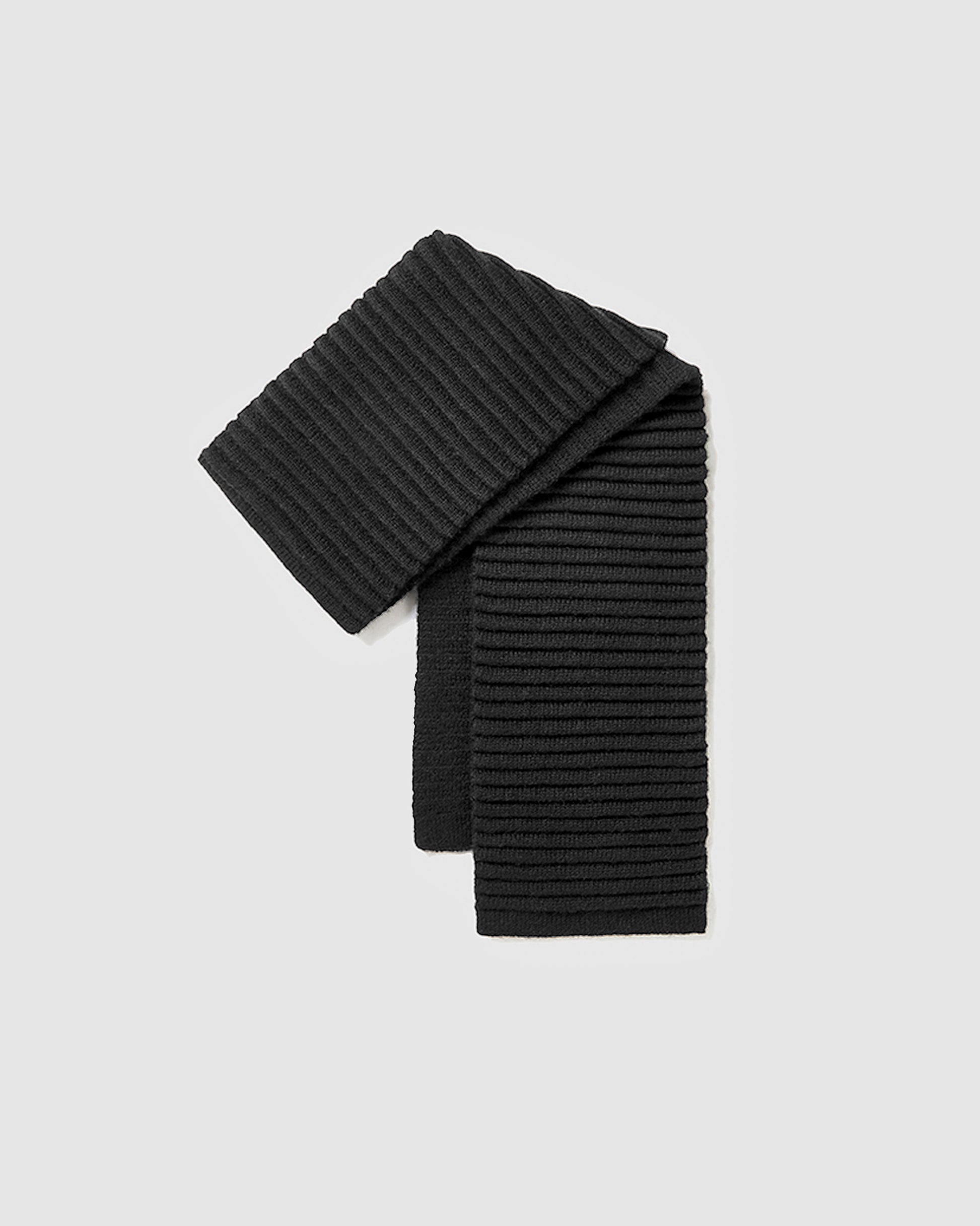 Sentaler kids (6-14 years) ribbed black winter scarf made of Baby Alpaca fabric, displayed on a white background.
