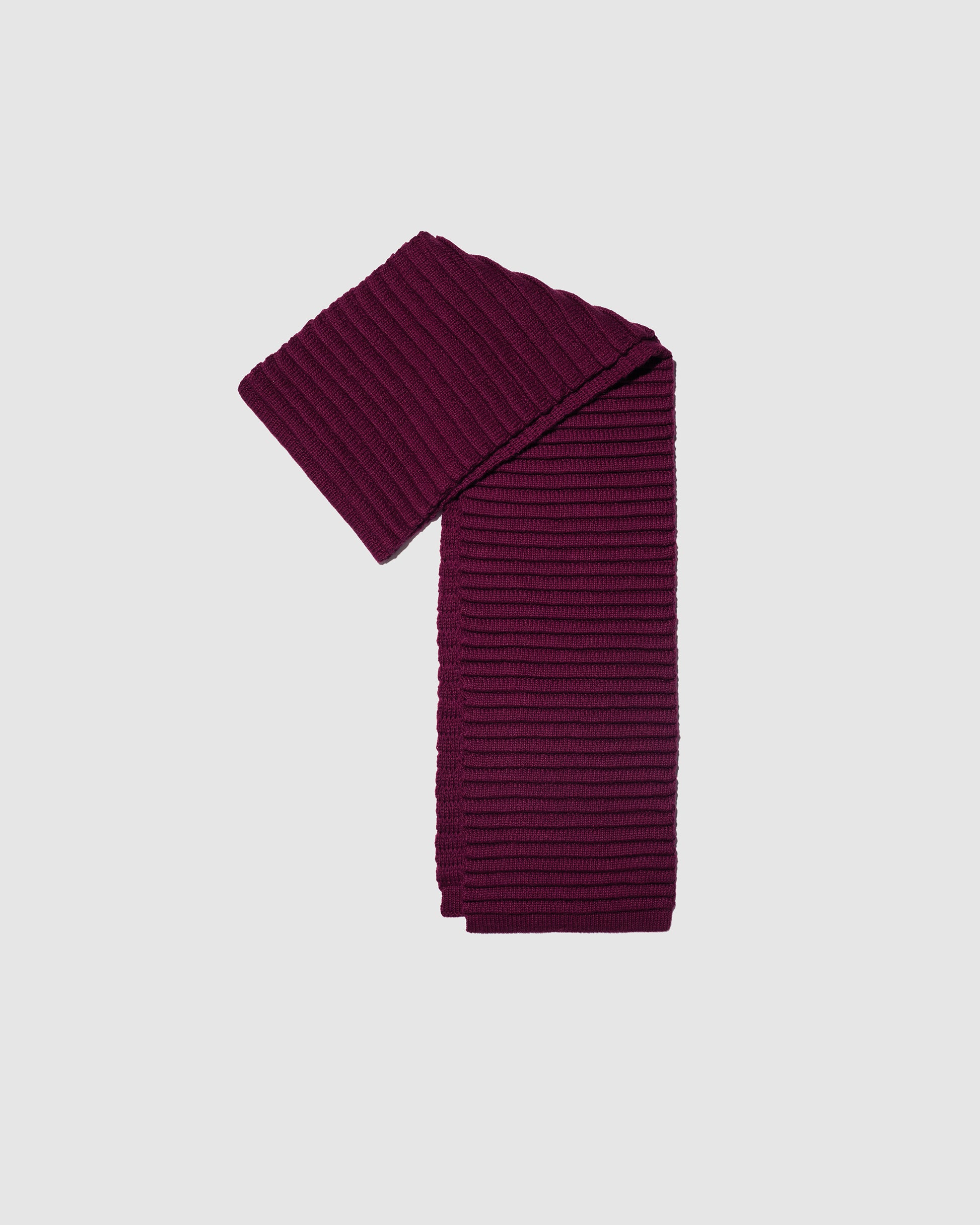 Sentaler women’s cherry lacquer ribbed winter scarf made of Baby Alpaca fabric, displayed on a white background.