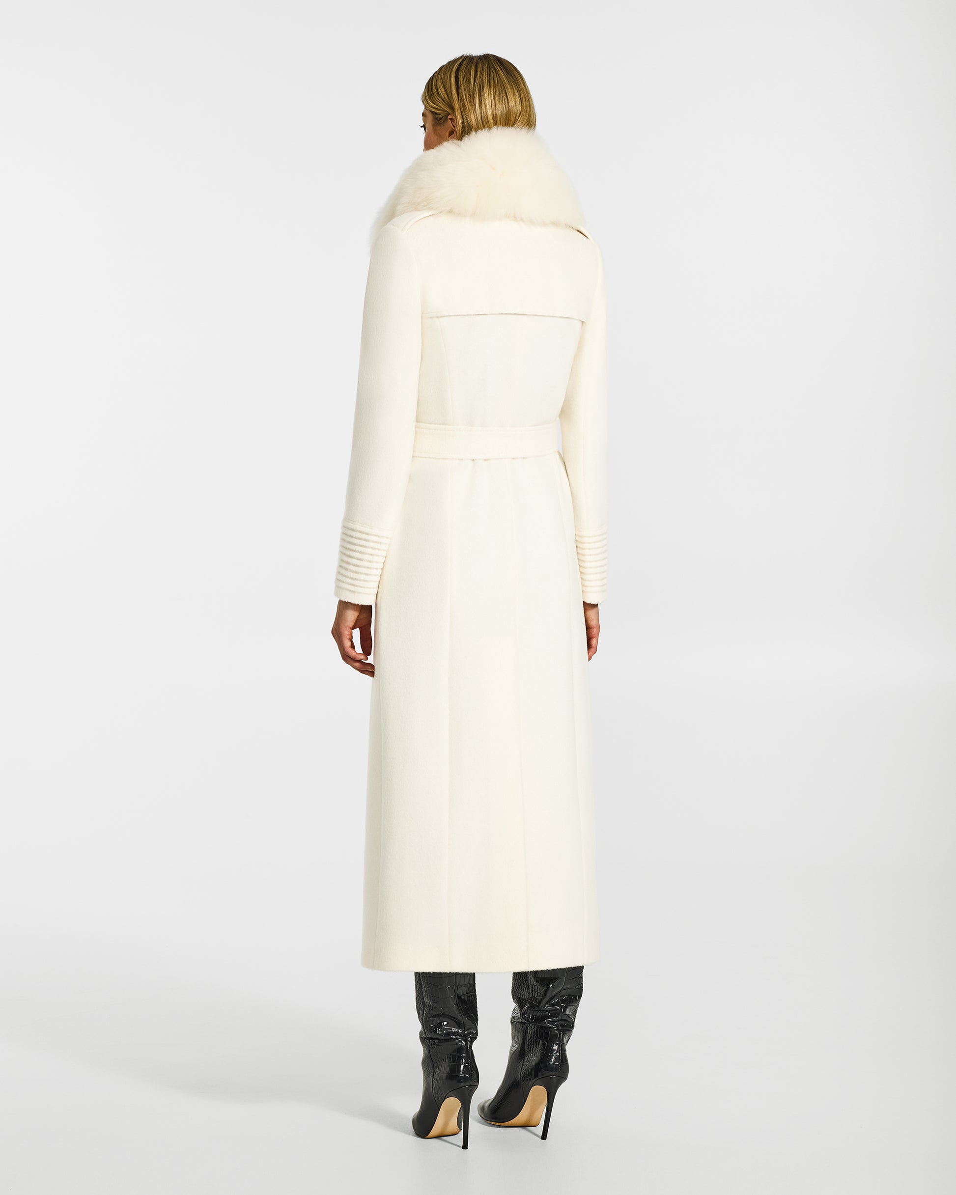 Back view of model wearing Sentaler's ivory alpaca shearling spread collar, paired with a ivory coat.