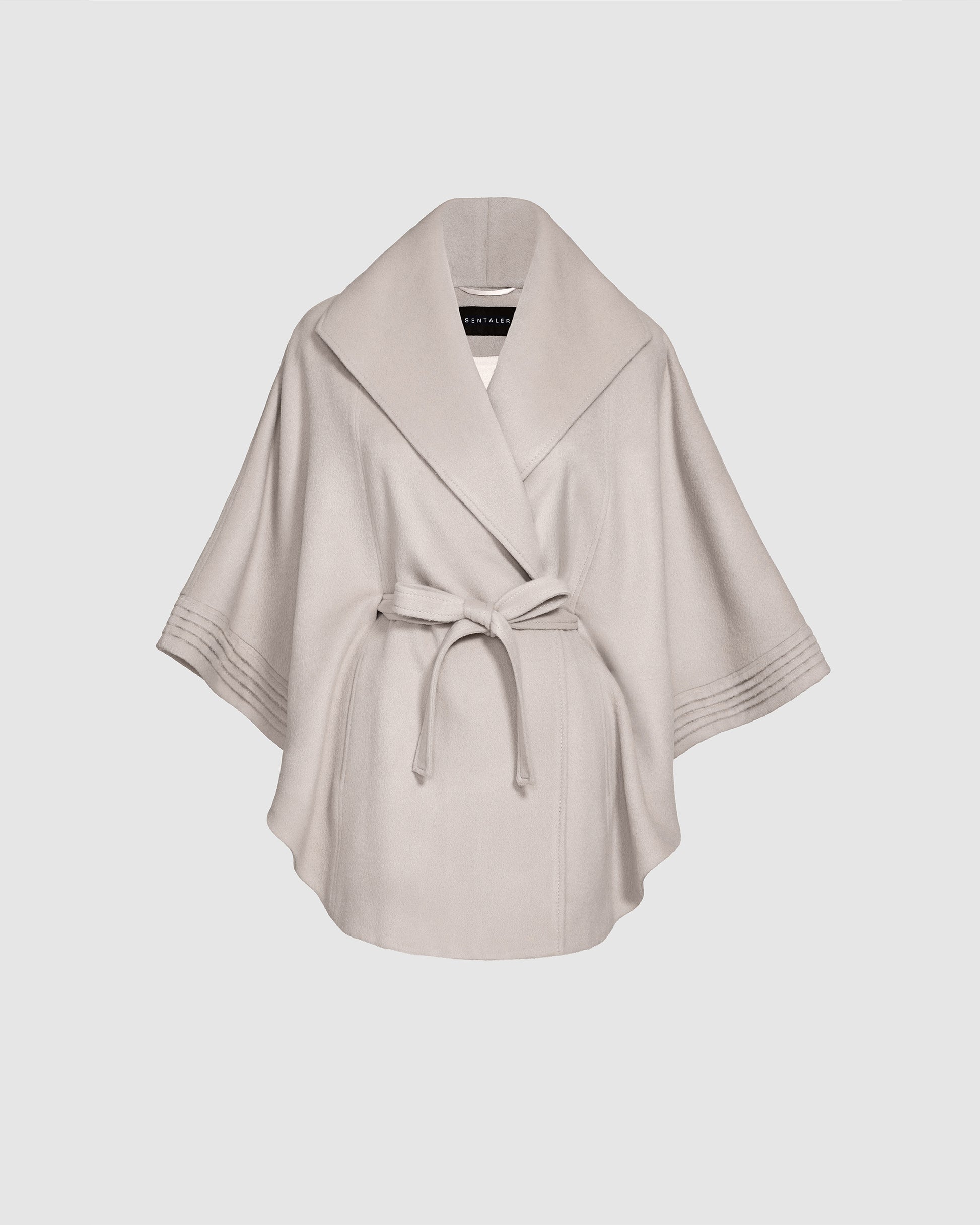 Sentaler bleeker beige cape made of baby alpaca wool with a shawl collar, belted.