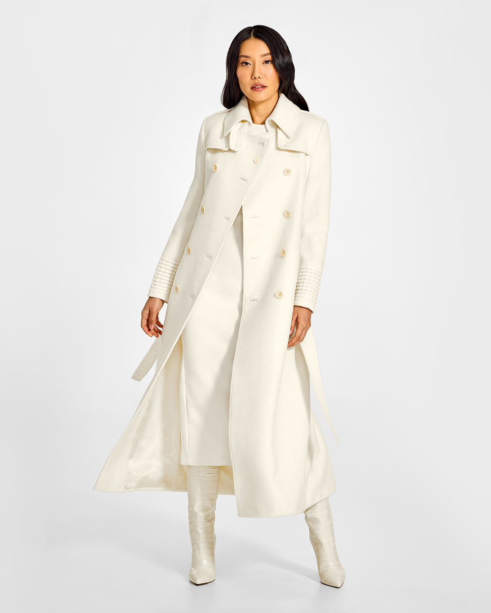 Sentaler Maxi Trench Ivory Coat in Baby Alpaca wool. Seen from front open on female model.