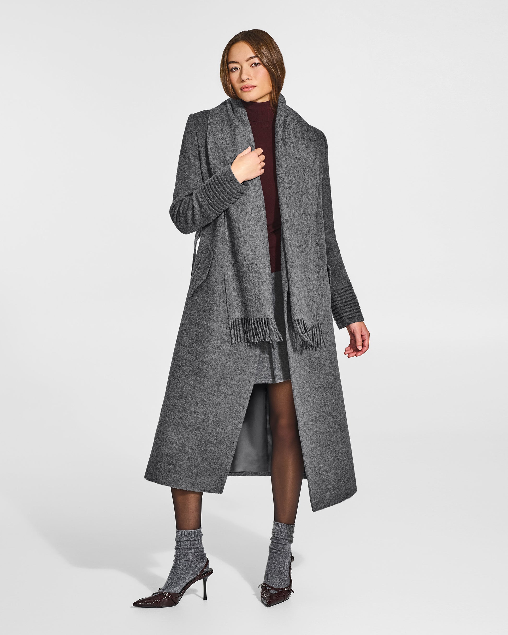 Front view of model wearing Sentaler's adult Grey Mélange classic scarf, made of baby alpaca yarn. 