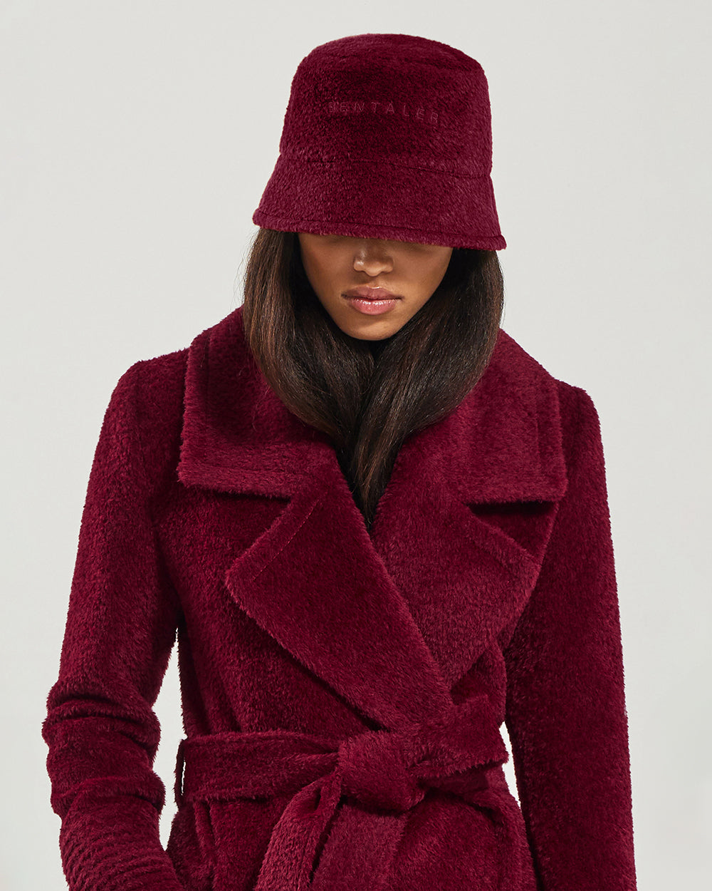 Sentaler Bouclé Alpaca Bucket Garnet Red Hat in Bouclé Alpaca wool. Seen from front close up on female model.