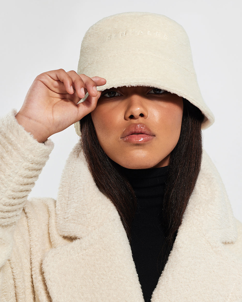 Sentaler Bouclé Alpaca Bucket Ivory Hat in Bouclé Alpaca wool. Seen from front close up on female model.