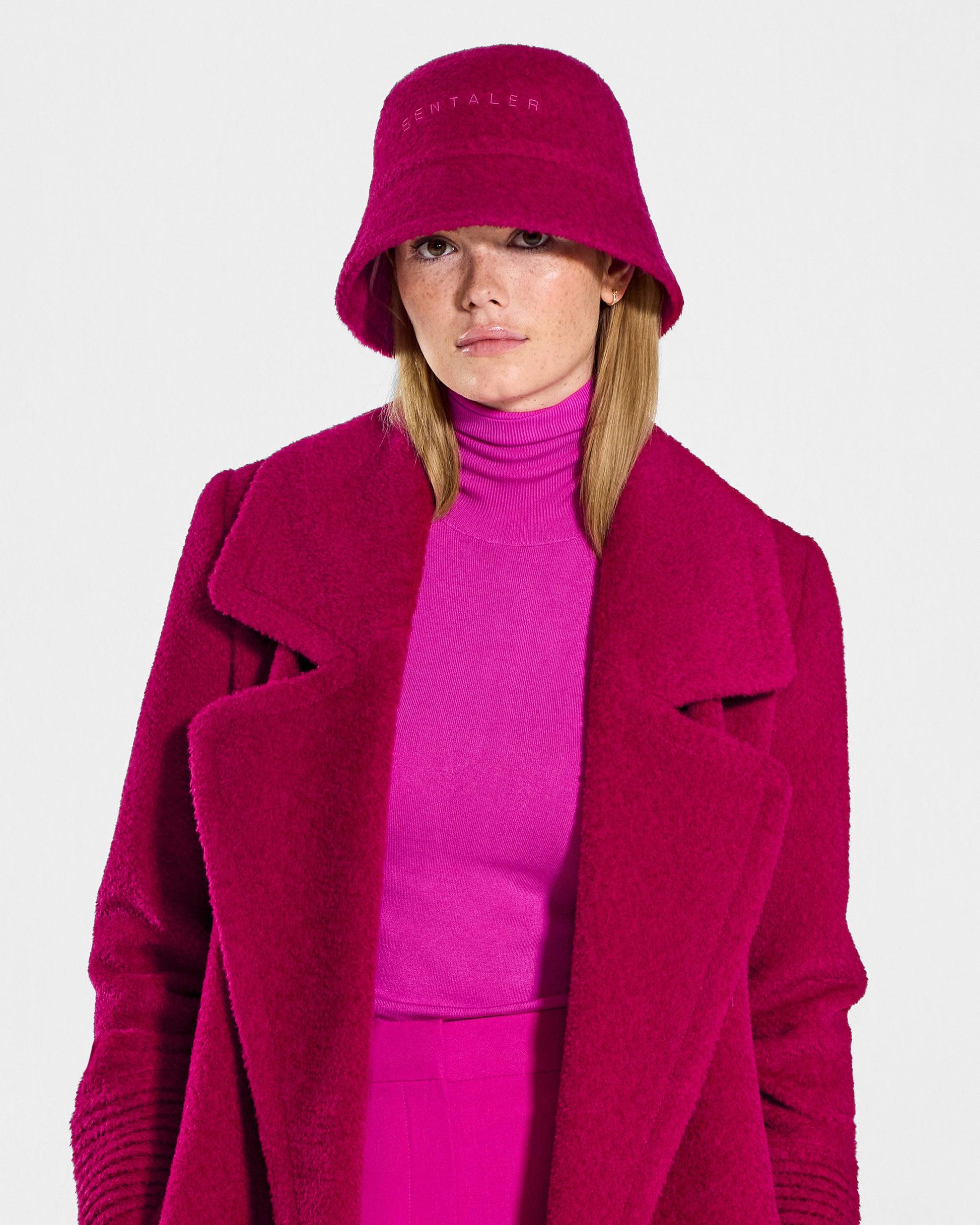 Sentaler Bouclé Alpaca Bucket Orchid Flower Pink Hat in Bouclé Alpaca wool. Seen from front close up on female model.