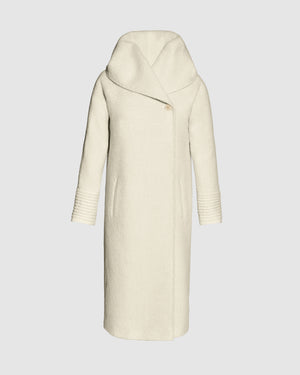 Sentaler long ivory coat made of bouclé alpaca wool with a hooded collar, buttoned.