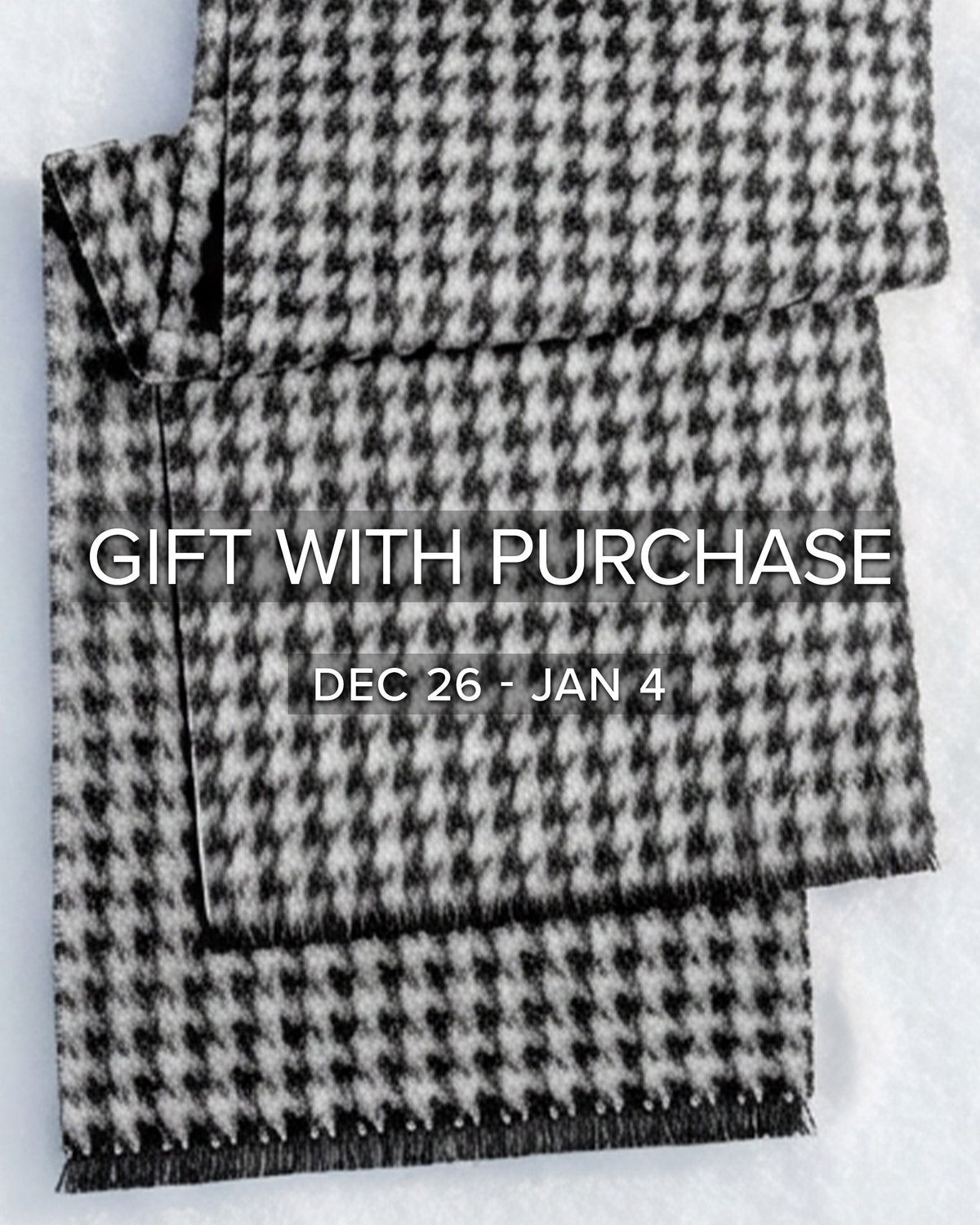 Sentaler women’s Black & White Houndstooth Houndstooth scarf made of Baby Alpaca fabric, displayed on a white background.