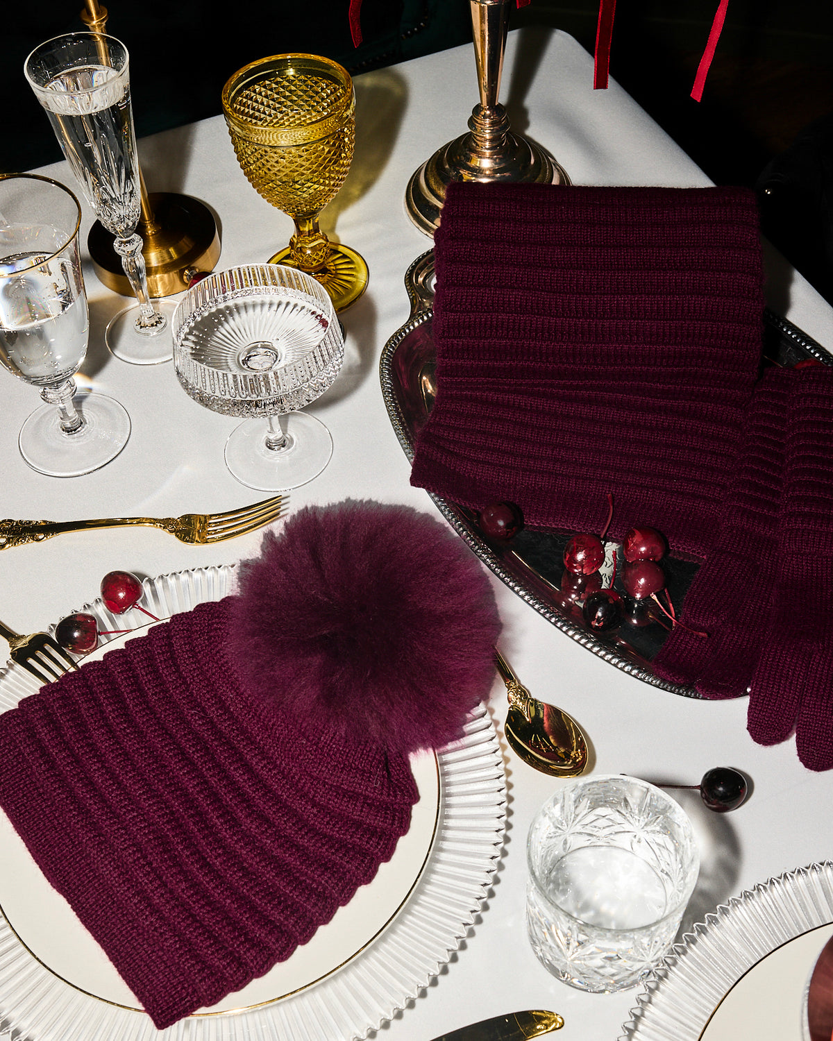 Sentaler women’s cherry lacquer ribbed winter accessories set including hat, scarf, and gloves made of Baby Alpaca fabric, displayed on a white background.