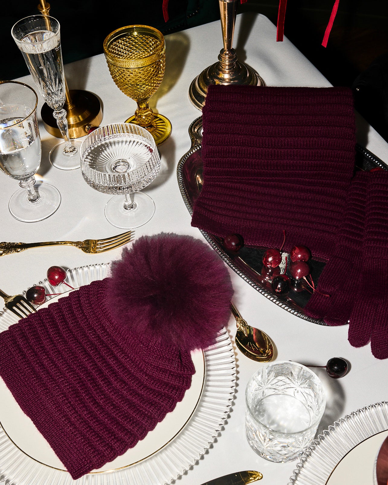 Sentaler women’s cherry lacquer ribbed winter accessories set including hat, scarf, and gloves made of Baby Alpaca fabric, displayed on a white background.