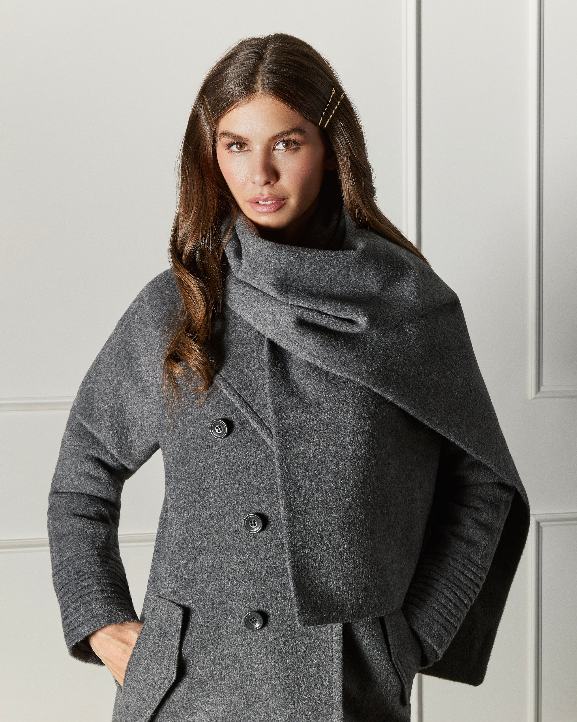 Front view of model wearing Sentaler's Oversized Grey Mélange scarf, made of baby alpaca yarn.