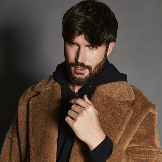 Sentaler Robe Dark Camel Coat in Bouclé Alpaca wool. Seen from close up on male model.