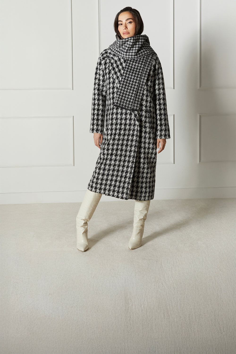 Front view of model wearing Sentaler's Black & White Houndstooth scarf, made of baby alpaca yarn. 