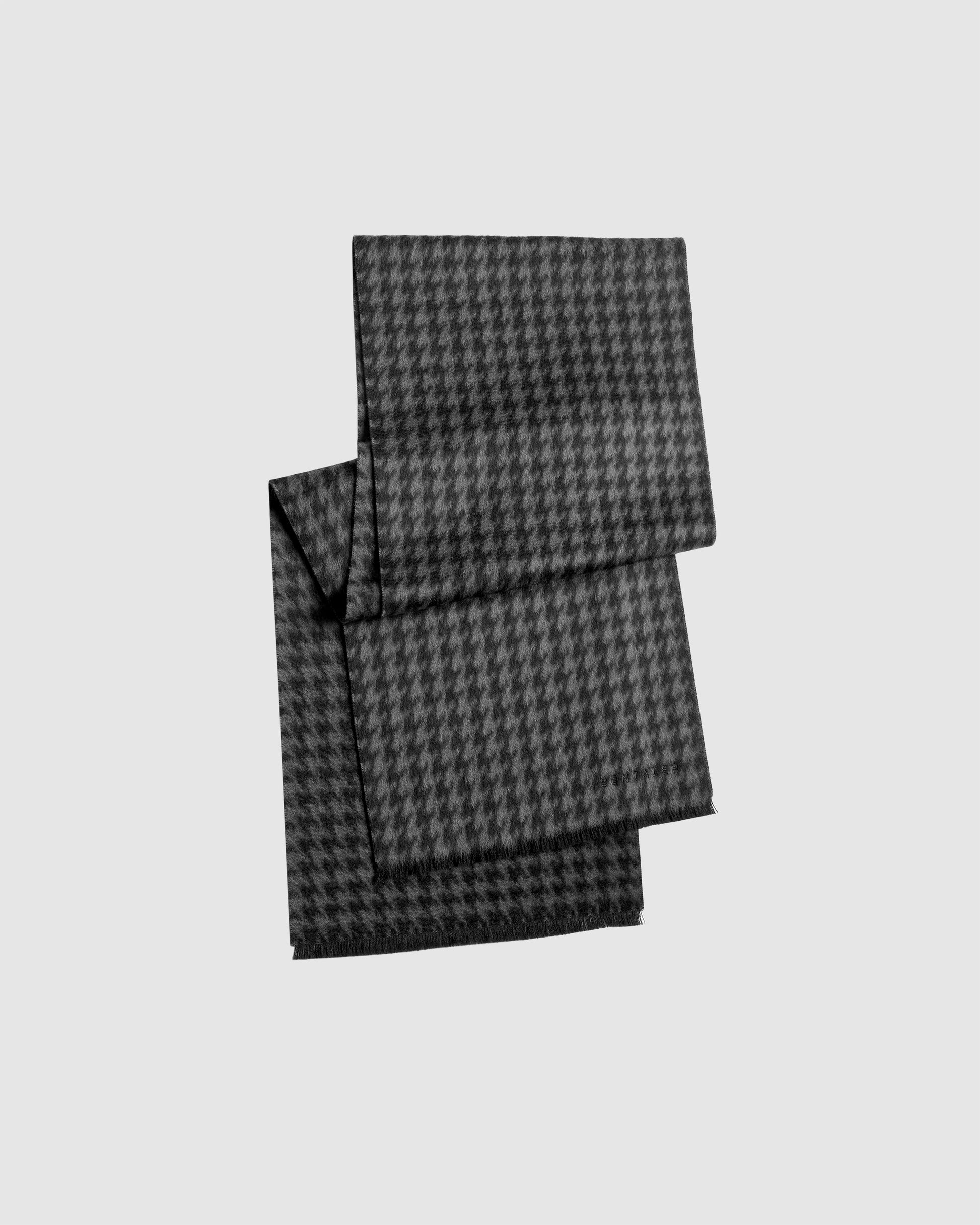 Sentaler women’s Black & Graphite Houndstooth scarf made of Baby Alpaca fabric, displayed on a white background.
