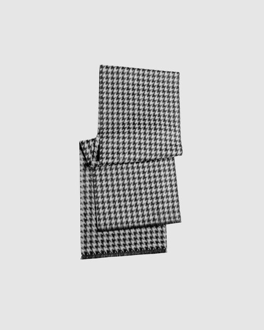 Sentaler women’s Black & White Houndstooth scarf made of Baby Alpaca fabric, displayed on a white background.