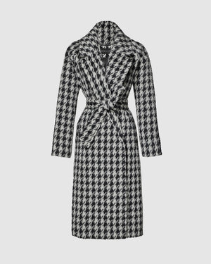 Sentaler black and white houndstooth coat made of suri alpaca wool with raglan sleeves, belted.