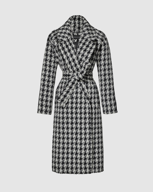 Sentaler black and white houndstooth coat made of suri alpaca wool with raglan sleeves, belted.