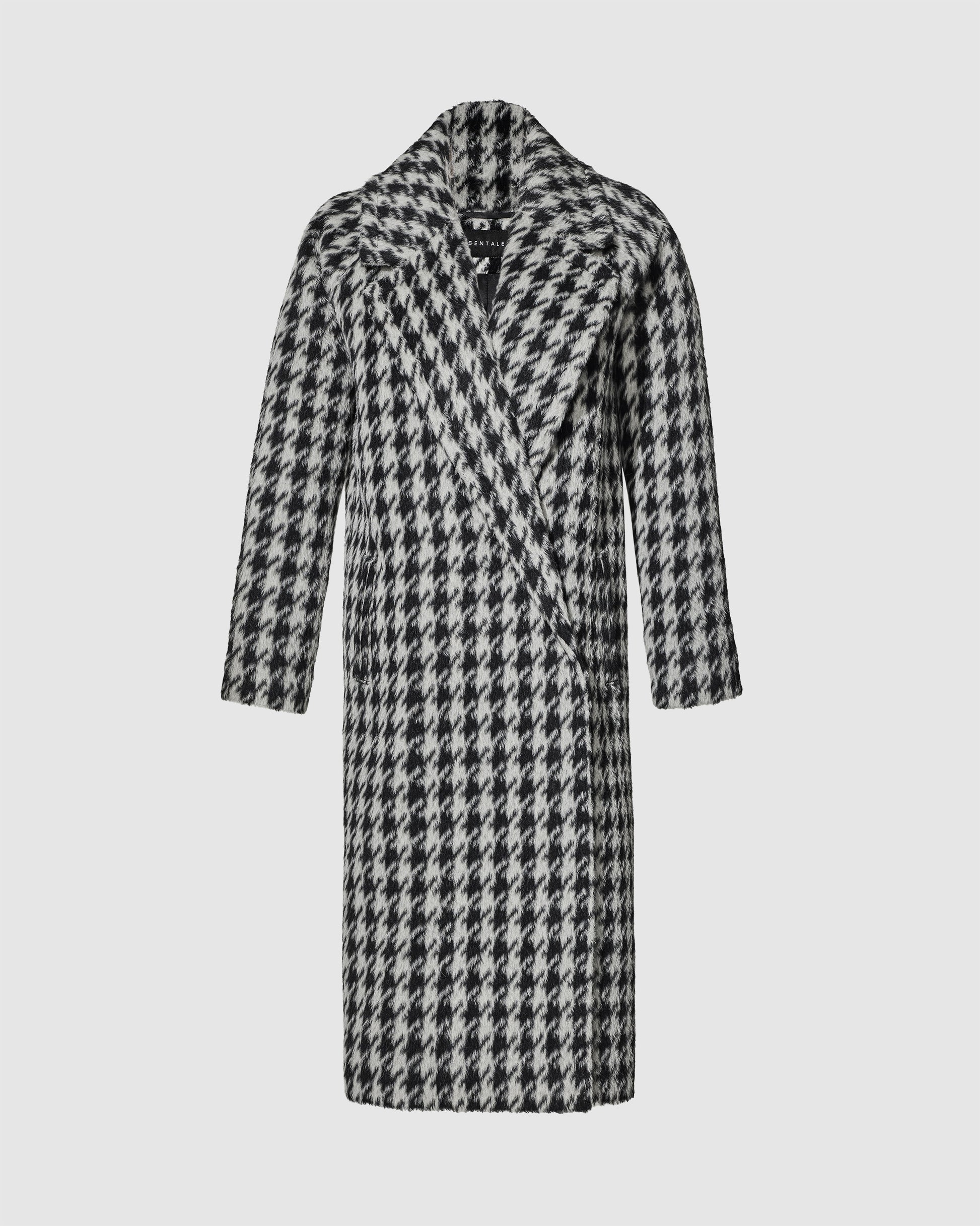 Sentaler black and white houndstooth coat made of suri alpaca wool with raglan sleeves, buttoned.