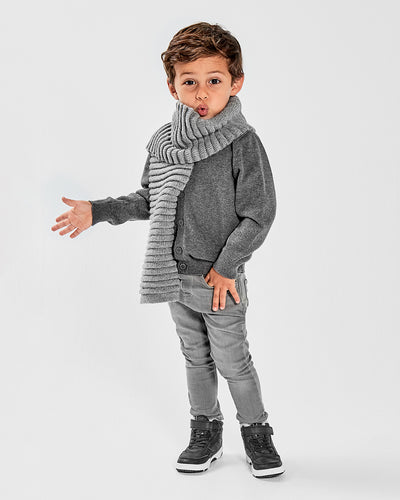 Sentaler Kids Ribbed Grey Scarf (4-5 Years) in Baby Alpaca yarn. Seen from front on boy model.