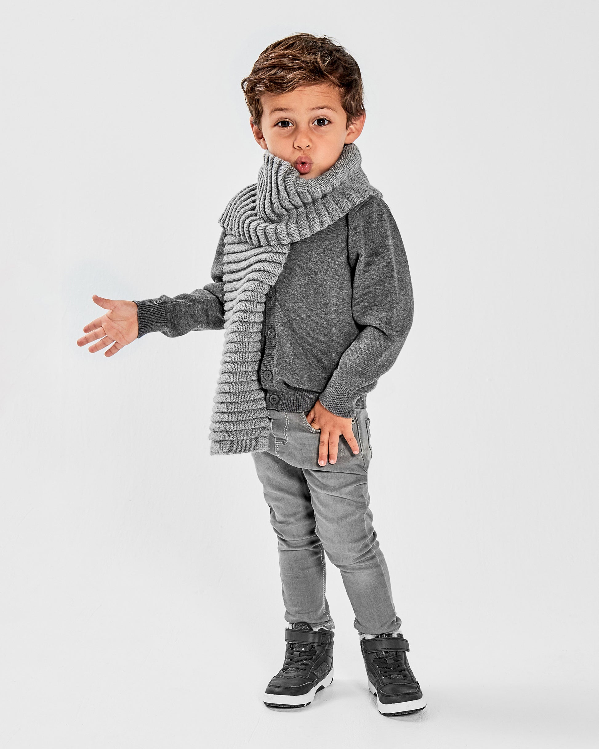 Sentaler Kids Ribbed Grey Scarf (1-5 Years) in Baby Alpaca yarn. Seen from front on boy model.