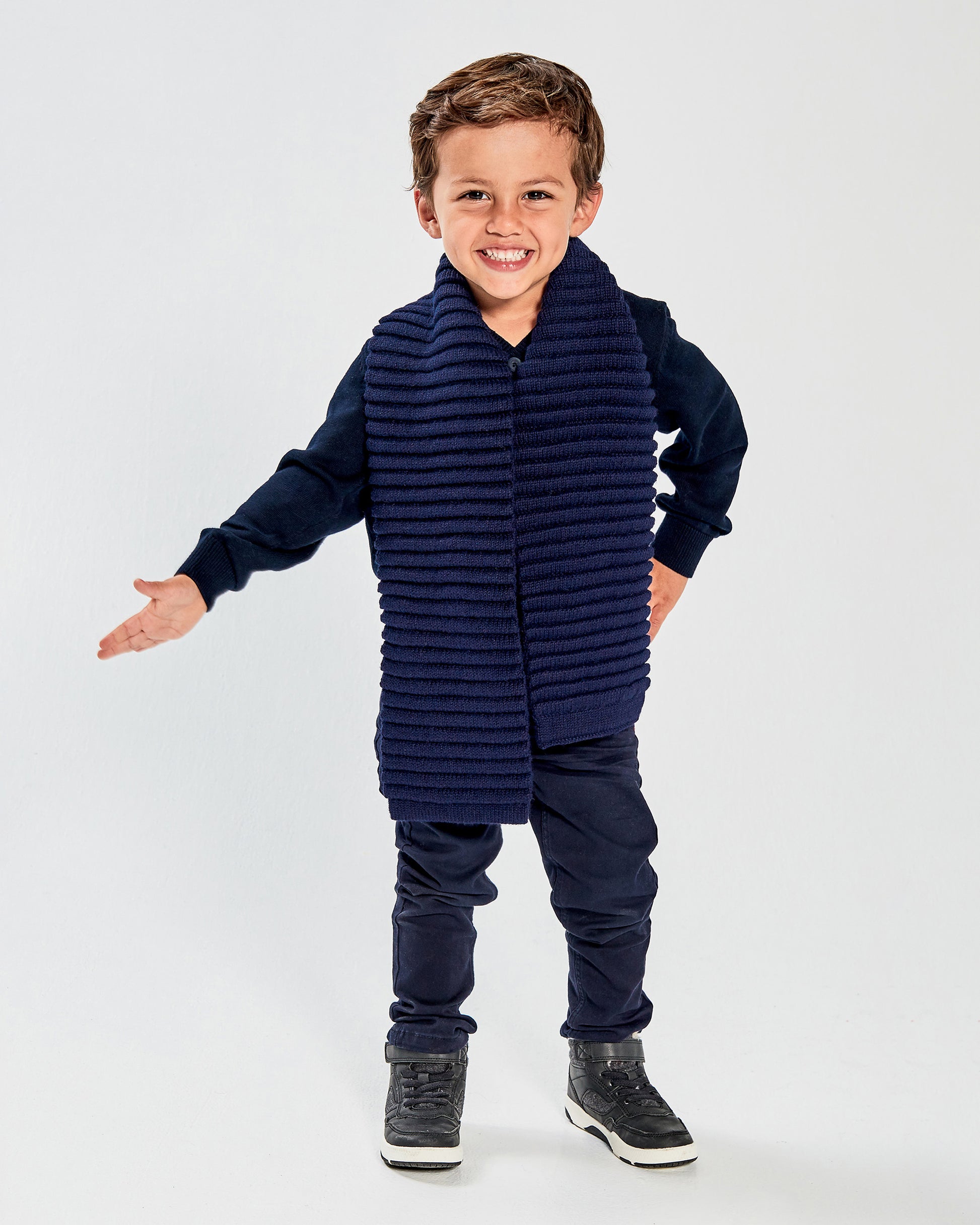 Sentaler Kids Ribbed Navy Scarf (1-5 Years) in Baby Alpaca yarn. Seen from front on boy model.