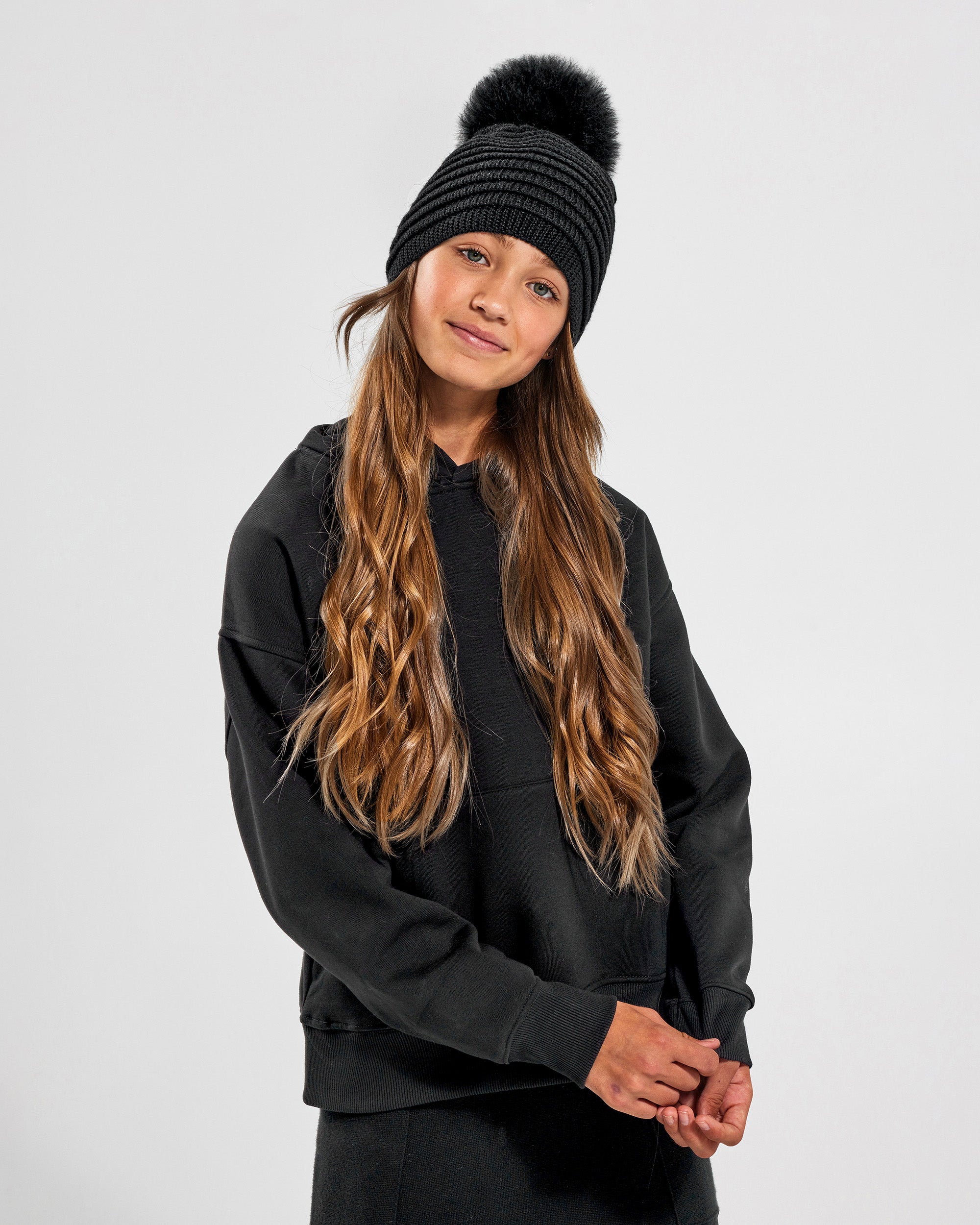 Kids Ribbed Black Hat with Fur Pompon (6-14 Years) | SENTALER
