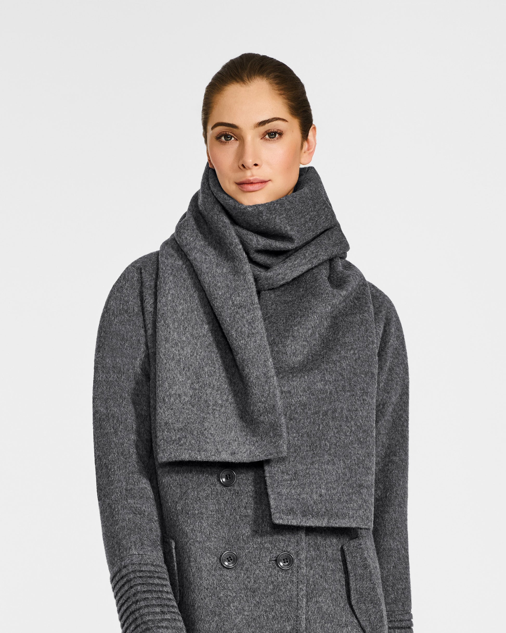 Front view of model wearing Sentaler's Oversized Grey Mélange scarf, made of baby alpaca yarn. 