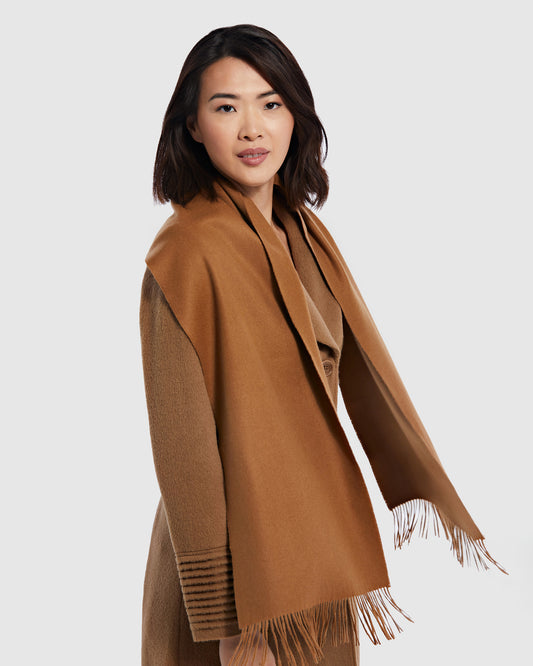 Sentaler SENTALER Vicuña Classic Scarf in Vicuña. Seen from front close up on female model.