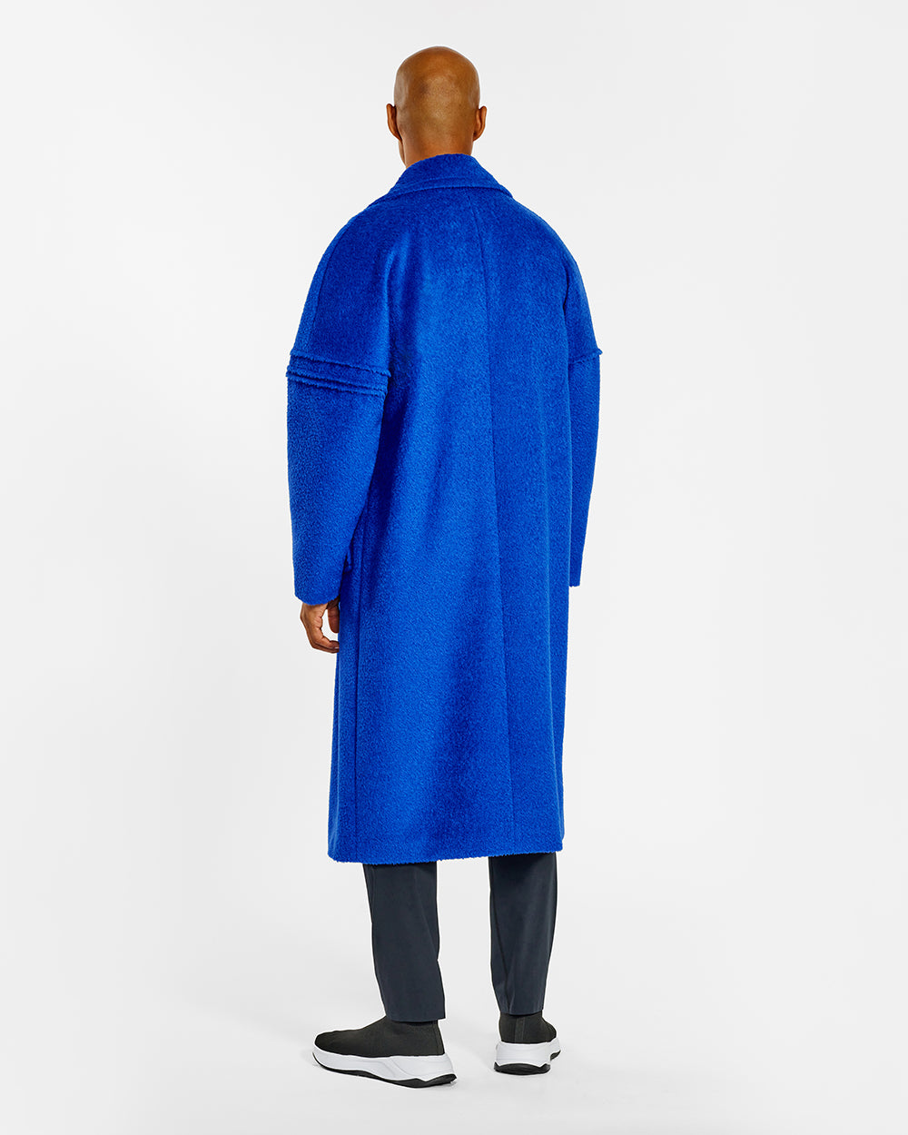 Sentaler Bouclé Alpaca Robe Cobalt Blue Coat in Technical Bouclé Alpaca wool. Seen from back on male model.