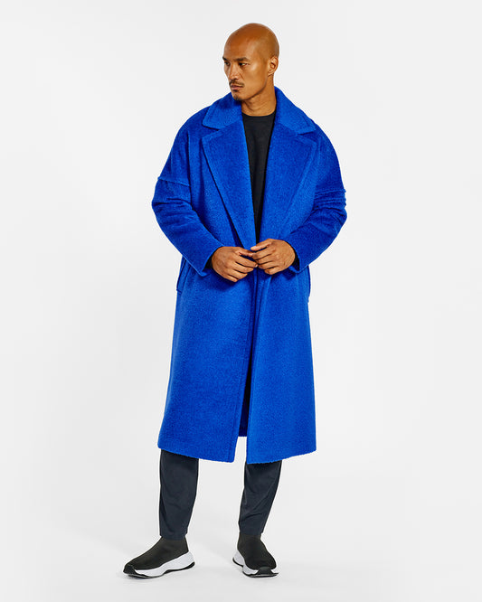 Sentaler Bouclé Alpaca Robe Cobalt Blue Coat in Technical Bouclé Alpaca wool. Seen from front open on male model.