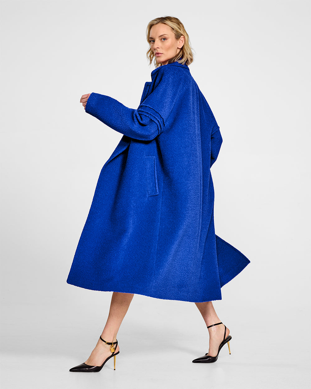 Sentaler Bouclé Alpaca Robe Cobalt Blue Coat in Bouclé Alpaca wool. Seen from side open on female model.