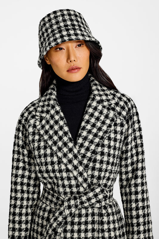 Sentaler Tweed Black and White Houndstooth Bucket Hat in Tweed Suri Alpaca wool. Seen from front close up on female model.