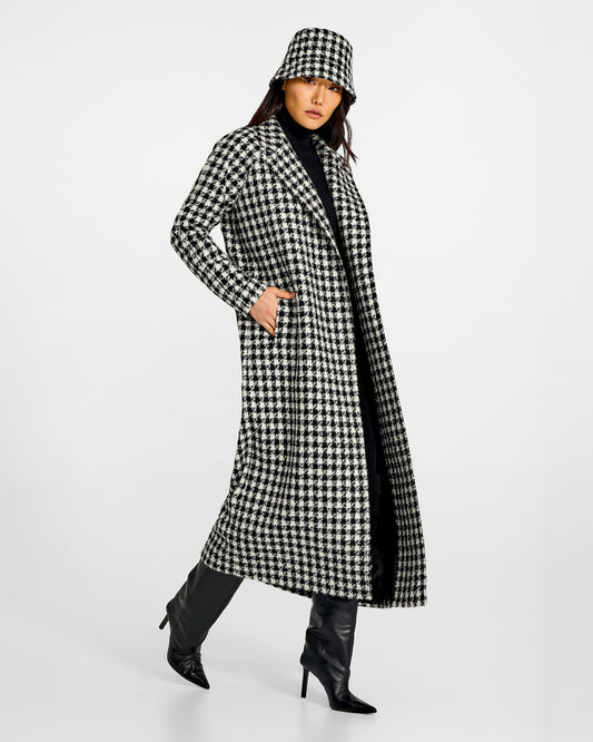 Sentaler Tweed Black and White Houndstooth Bucket Hat in Tweed Suri Alpaca wool. Seen from side on female model.