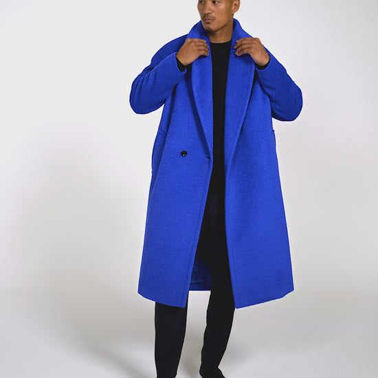 Sentaler Bouclé Alpaca Robe Cobalt Blue Coat in Bouclé Alpaca wool. Seen as product video with male model.